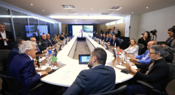 Caiado debate segurança pública em encontro com governadores no Rio